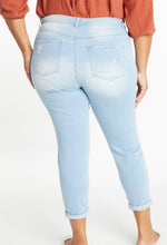 Load image into Gallery viewer, Curvy Light Wash Jean