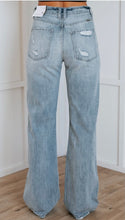 Load image into Gallery viewer, Light wash dad Kan Can jeans