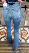 Load image into Gallery viewer, Midrise Medium wash Flares
