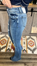 Load image into Gallery viewer, Midrise Medium wash Flares
